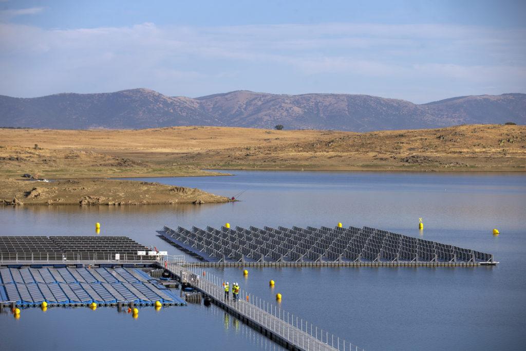 la primera planta fotovoltaica flotante en España está en Cáceres