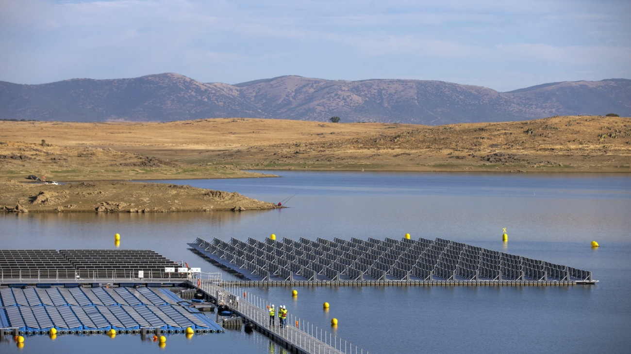 la primera planta fotovoltaica flotante en España está en Cáceres